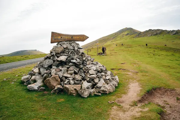 St Jean Pied du Port 'tan Roncevaux' ya Camino Frances 'den Santiago de Compostela' ya kadar Pireneler 'in izini sürün. Yüksek kalite fotoğraf