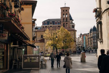 Leon, İspanya - Kasım 2021 Leon 'un sokaklarında. Yüksek kalite fotoğraf