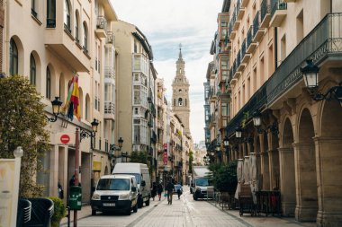 LOGRONO, İSPAN - No, 2021 Narrow Caddesi, restoranları olan. Logrono, İspanya. Yüksek kalite fotoğraf
