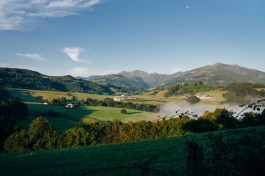 Pireneler 'in dağlarında sabah sisi. Yüksek kalite fotoğraf