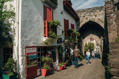 Saint Jean Pied de Port, Camino de Santiago, Fransa, UNESCO 'nun geleneksel başlangıç noktasıdır - Santiago de Compostela' ya Pilgrim Yolu. Yüksek kalite fotoğraf