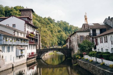 Nive Nehri üzerindeki Saint Jean Pied de Port Köprüsü, Pays Bask, Fransa. Yüksek kalite fotoğraf
