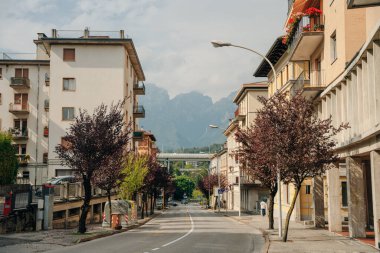 İtalya 'nın kuzeyindeki Veneto eyaletindeki güzel Belluno kasabasının evleri. Yüksek kalite fotoğraf