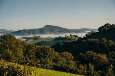 Pireneler 'in dağlarında sabah sisi. Yüksek kalite fotoğraf