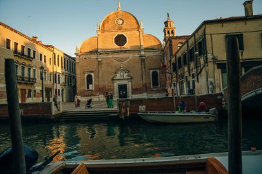 İtalya - Kasım, 2021. Venedik 'in şehir ve mimarisi. Şehir kanalı ve üzerinde tekneler. Yüksek kalite fotoğraf