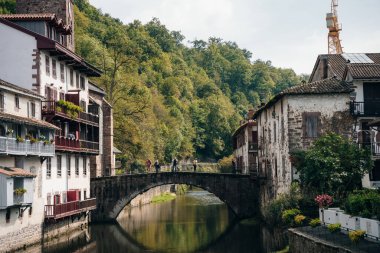 Nive Nehri üzerindeki Saint Jean Pied de Port Köprüsü, Pays Bask, Fransa. Yüksek kalite fotoğraf