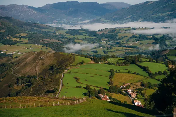 山の谷の村や道路 ピレネー山脈 サンティアゴの風景 そうだ 高品質の写真 ストックフォト