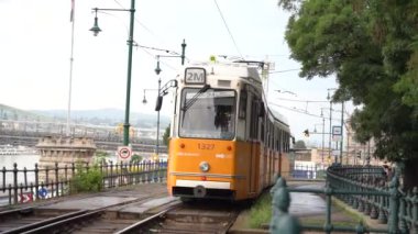Budapeşte, Macaristan - Kasım, 2021 Budapeşte Tuna Nehri kıyısı sarı tramvay 
