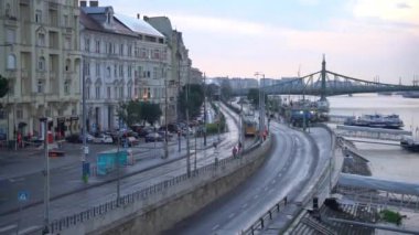 Budapeşte, Macaristan - Kasım, 2021 Budapeşte Tuna Nehri kıyısı sarı tramvay 