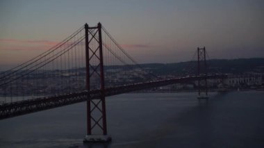  Lizbon 'daki Tagus nehri üzerindeki asma köprü