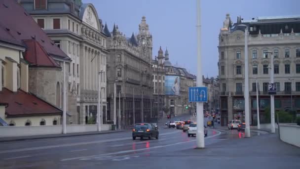 BUDAPEST, UNGERN - nov 2021 Biltrafik på boulevard en av huvudgatorna i centrala Budapest — Stockvideo