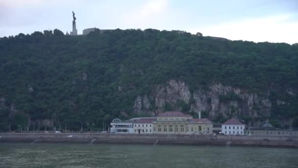 Budapešť, Maďarsko - záběry sochy Svobody nad řekou Dunaj. — Stock video