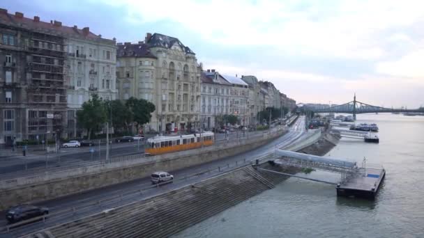 Budapest, Hungary - nov, 2021 Budapest Danube river waterfront yellow tramway — стоковое видео