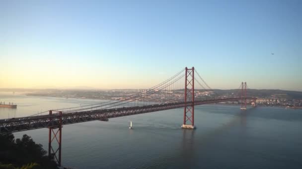 Θέα κρεμαστή γέφυρα πάνω από τον ποταμό Tagus στη Λισαβόνα — Αρχείο Βίντεο