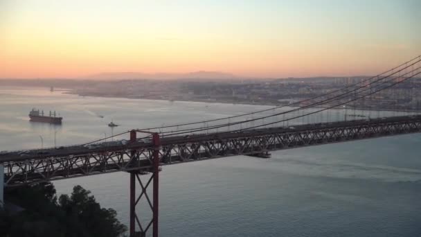 Θέα κρεμαστή γέφυρα πάνω από τον ποταμό Tagus στη Λισαβόνα — Αρχείο Βίντεο