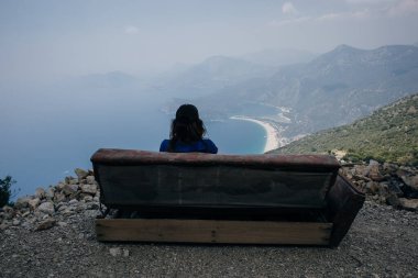 Türkiye 'nin Fethiye ilindeki Oludeniz mavi gölü ve kum plajı. Türkiye 'nin güneybatısındaki Turkuaz Sahili, Oludeniz' de güneşli bir günde Lycian yolunda yürüyüş yaparken çekildi. Yüksek kalite fotoğraf