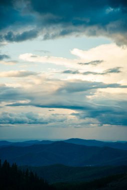 Fisht-Oshten geçidi ve çevresindeki dağların dağ manzarası. Adigea Cumhuriyeti. - Rusya. Yüksek kalite fotoğraf
