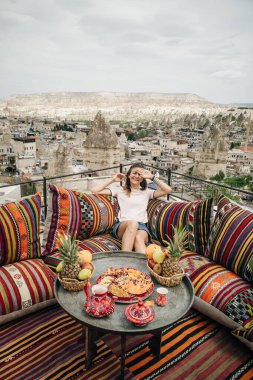 Kapadokya manzaralı geleneksel Türk kahvaltısı. Goreme, Hindi. Yüksek kalite fotoğraf