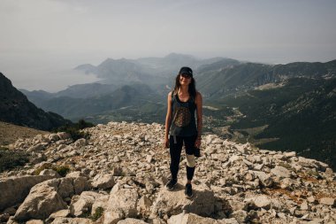 Kız, Lycian Patikası Hindisi 'nde yürüyor. Yüksek kalite fotoğraf