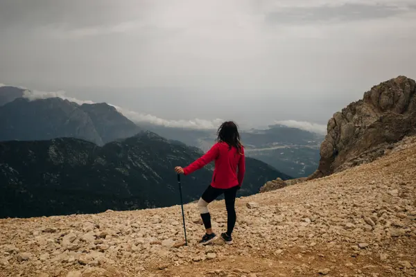 Kız, Lycian Patikası Hindisi 'nde yürüyor. Yüksek kalite fotoğraf