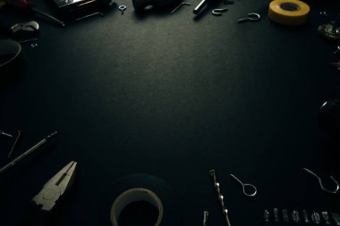 Metin için kopyalama alanı olan siyah bir arkaplan üzerindeki onarım çalışmaları için çok farklı araçlar.