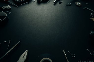 Metin için kopyalama alanı olan siyah bir arkaplan üzerindeki onarım çalışmaları için çok farklı araçlar.