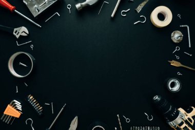 Metin için kopyalama alanı olan siyah bir arkaplan üzerindeki onarım çalışmaları için çok farklı araçlar.