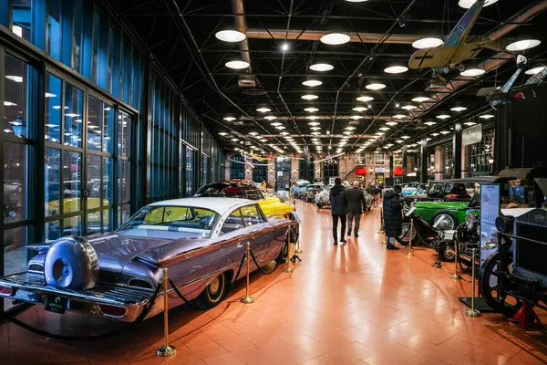 İstanbul, Türkiye - Aralık, 2021 Rahmi M. Koç Müzesi İstanbul 'da özel bir sanayi müzesidir.