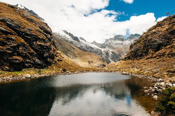 Vadiden Laguna 69 'a giden yürüyüş yolunun manzarası, Peru