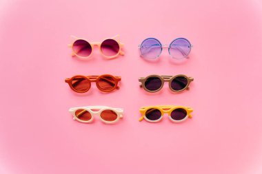 Pembe arka planda farklı bir güneş gözlüğü. Yüksek kalite fotoğraf