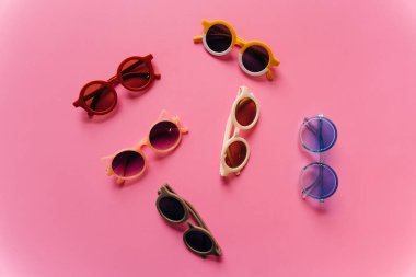 Pembe arka planda farklı bir güneş gözlüğü. Yüksek kalite fotoğraf