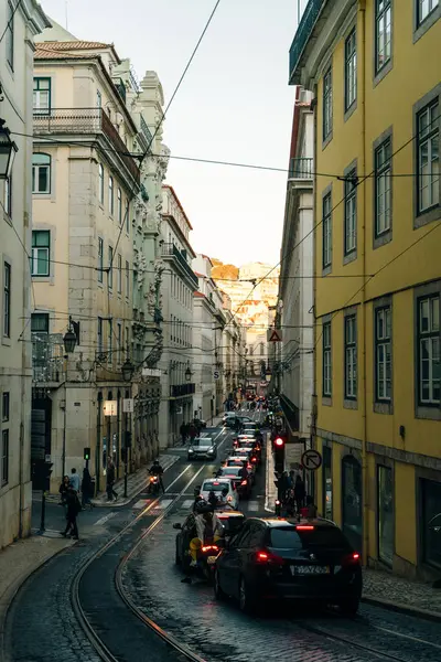 Lizbon, Portekiz - Aralık, 2021 Lizbon, Portekiz sokaklarında insanlar. Yüksek kalite fotoğraf