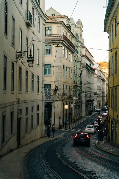 Lizbon, Portekiz - Aralık, 2021 Lizbon, Portekiz sokaklarında insanlar. Yüksek kalite fotoğraf
