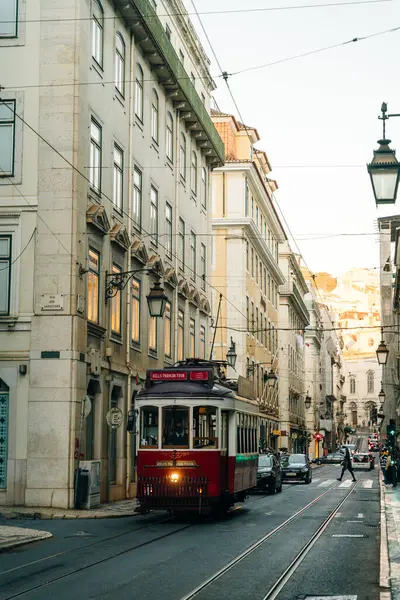 Lizbon, Portekiz - Aralık, 2021 Lizbon, Portekiz sokaklarında insanlar. Yüksek kalite fotoğraf