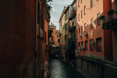 Eski Bologna kentindeki kanal manzarası, Emilia Romagna bölgesi, İtalya - Aralık 2021