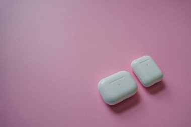 Kablosuz şarj kutusu olan beyaz kulaklıklar. Yeni hava araçları 2019-2020 siyah arka planda. Kadın ve erkek kulaklıkları. Uzayı kopyala - Telefon. Kanada - Mayıs, 2022