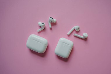 Kablosuz şarj kutusu olan beyaz kulaklıklar. Yeni hava araçları 2019-2020 siyah arka planda. Kadın ve erkek kulaklıkları. Uzayı kopyala - Telefon. Kanada - Mayıs, 2022