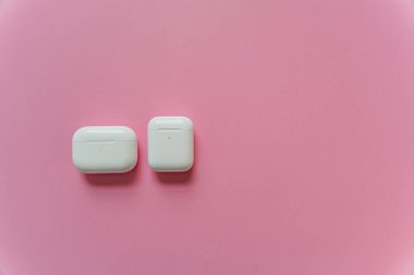 Kablosuz şarj kutusu olan beyaz kulaklıklar. Yeni hava araçları 2019-2020 siyah arka planda. Kadın ve erkek kulaklıkları. Uzayı kopyala - Telefon. Kanada - Mayıs, 2022