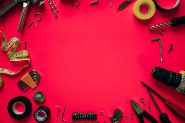 Pembe arka planda inşaat aletleri. Yüksek kalite fotoğraf