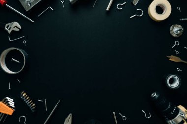 Pembe arka planda inşaat aletleri. Yüksek kalite fotoğraf