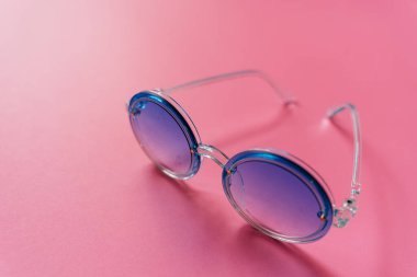 Pembe arka planda farklı bir güneş gözlüğü. Yüksek kalite fotoğraf