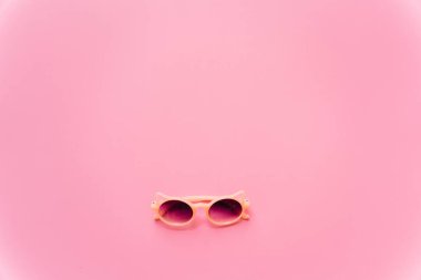 Pembe arka planda farklı bir güneş gözlüğü. Yüksek kalite fotoğraf