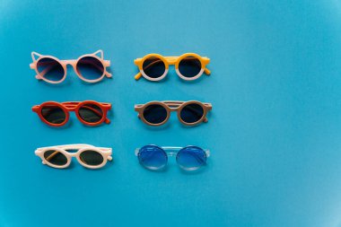 Mavi arka planda farklı bir güneş gözlüğü. Yüksek kalite fotoğraf