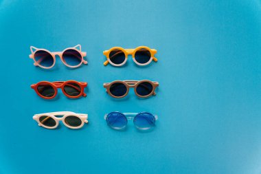 Mavi arka planda farklı bir güneş gözlüğü. Yüksek kalite fotoğraf