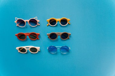 Mavi arka planda farklı bir güneş gözlüğü. Yüksek kalite fotoğraf