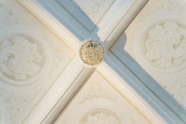 Sintra, Portekiz - Aralık 2021: Mağribi Kalesi 'nden turistlerle birlikte Pena Ulusal Sarayı' nda görüldü. Yüksek kalite fotoğraf