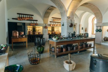 Sintra, Portekiz - Aralık 2021: Mağribi Kalesi 'nden turistlerle birlikte Pena Ulusal Sarayı' nda görüldü. Yüksek kalite fotoğraf