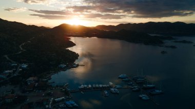 Kekova 'da tekneleri ve yatları olan güzel marina manzaralı, hindi. Yüksek kalite fotoğraf