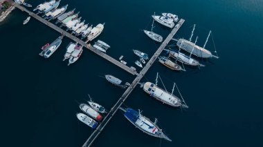 Kekova 'da tekneleri ve yatları olan güzel marina manzaralı, hindi. Yüksek kalite fotoğraf