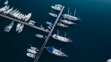 Kekova 'da tekneleri ve yatları olan güzel marina manzaralı, hindi. Yüksek kalite fotoğraf